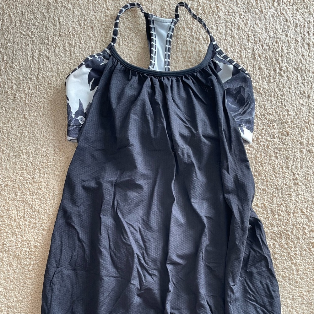 Lululemon top w/built in sports bra